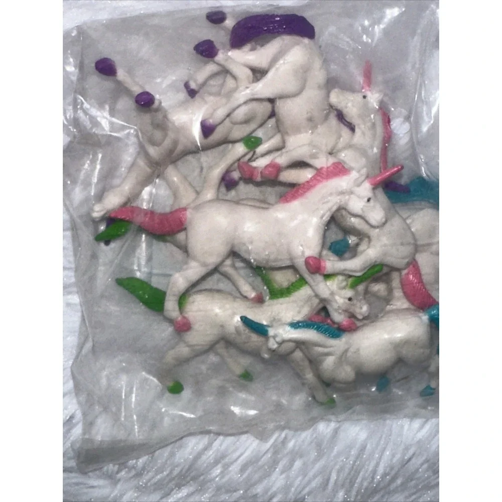 PLASTIC TOY UNICORNS FOR PARTYS, CAKE TOPPERS, GIFTS GAMES lot of 2 (16 unicorn)